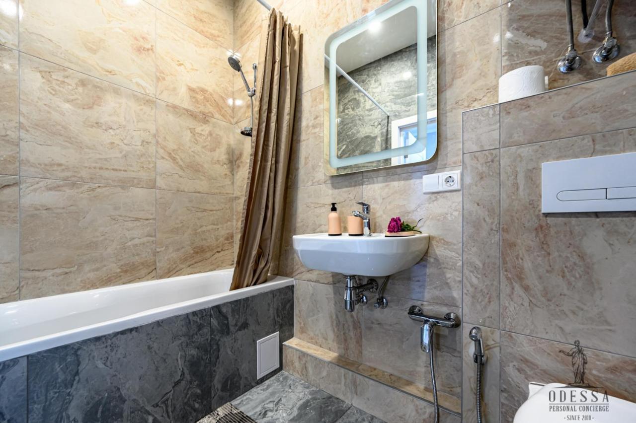 City Center New House Odessa Exteriör bild